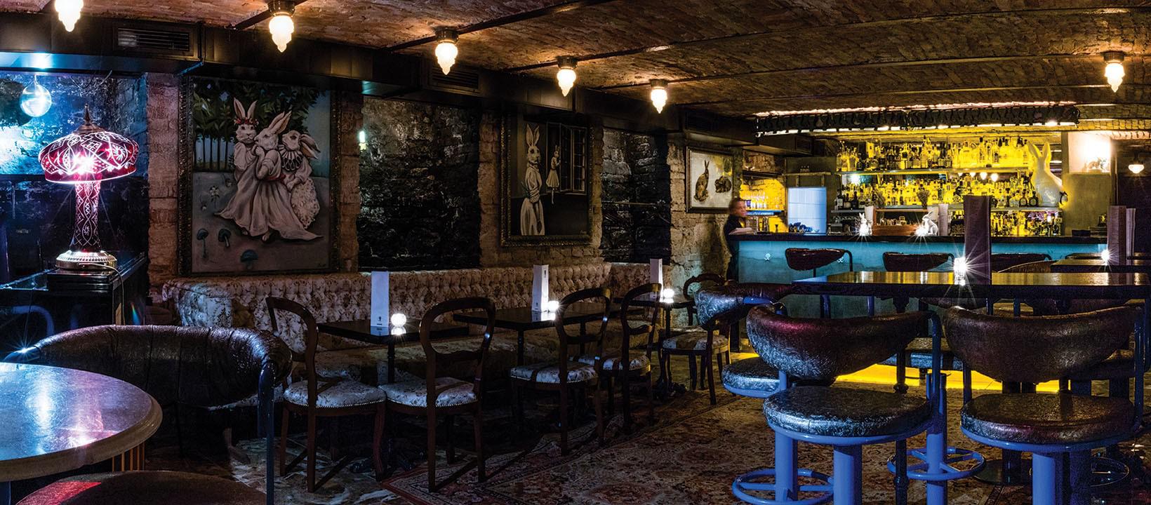 Őméltósága esete az afrikai ginnel és a budapesti bárokkal