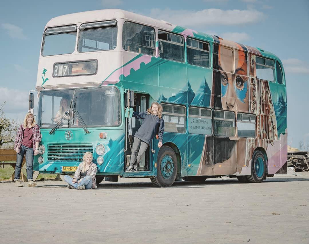 Emeletes busz mint hostel – lehetséges ez?