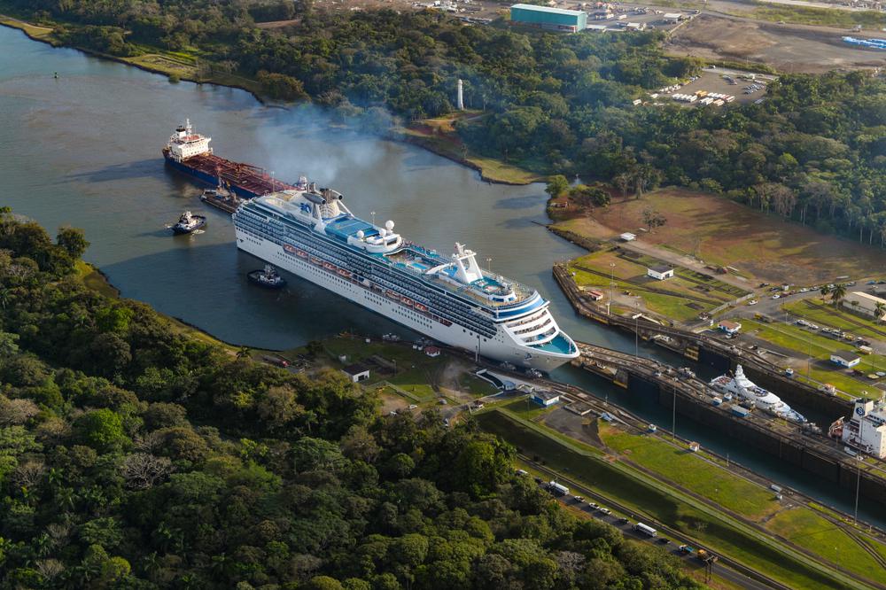Így haladnak át az óriáshajók a szűk Panama-csatornán