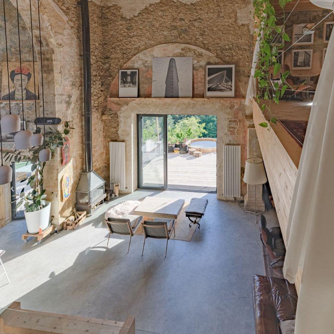 Spanyol kápolnából nyaraló a hegyek között