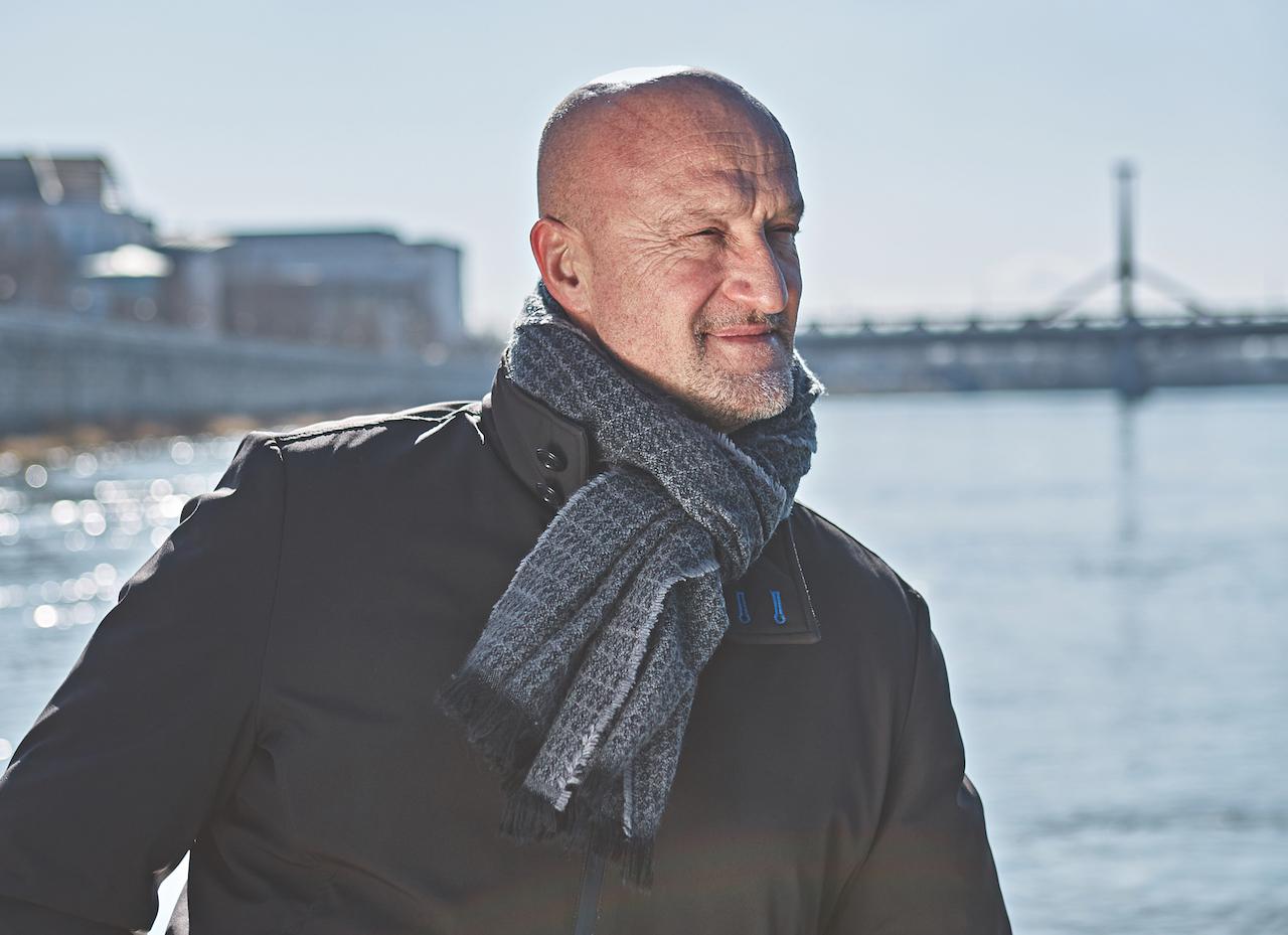 Utazás a kapitány, Marco Rossi körül