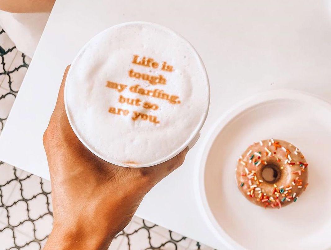 Robotkávé, egyéni tejhab, földrengés a lattéhoz – különleges kávézók