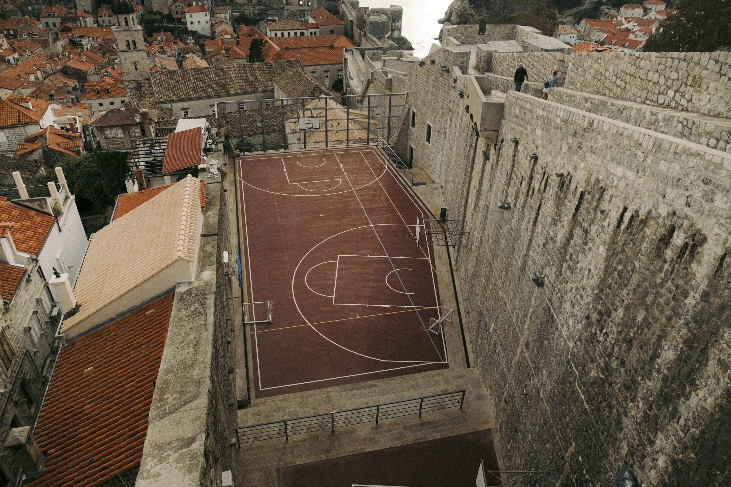 Egy városfal melletti, tetőre épült kosárpálya az internet új sztárja