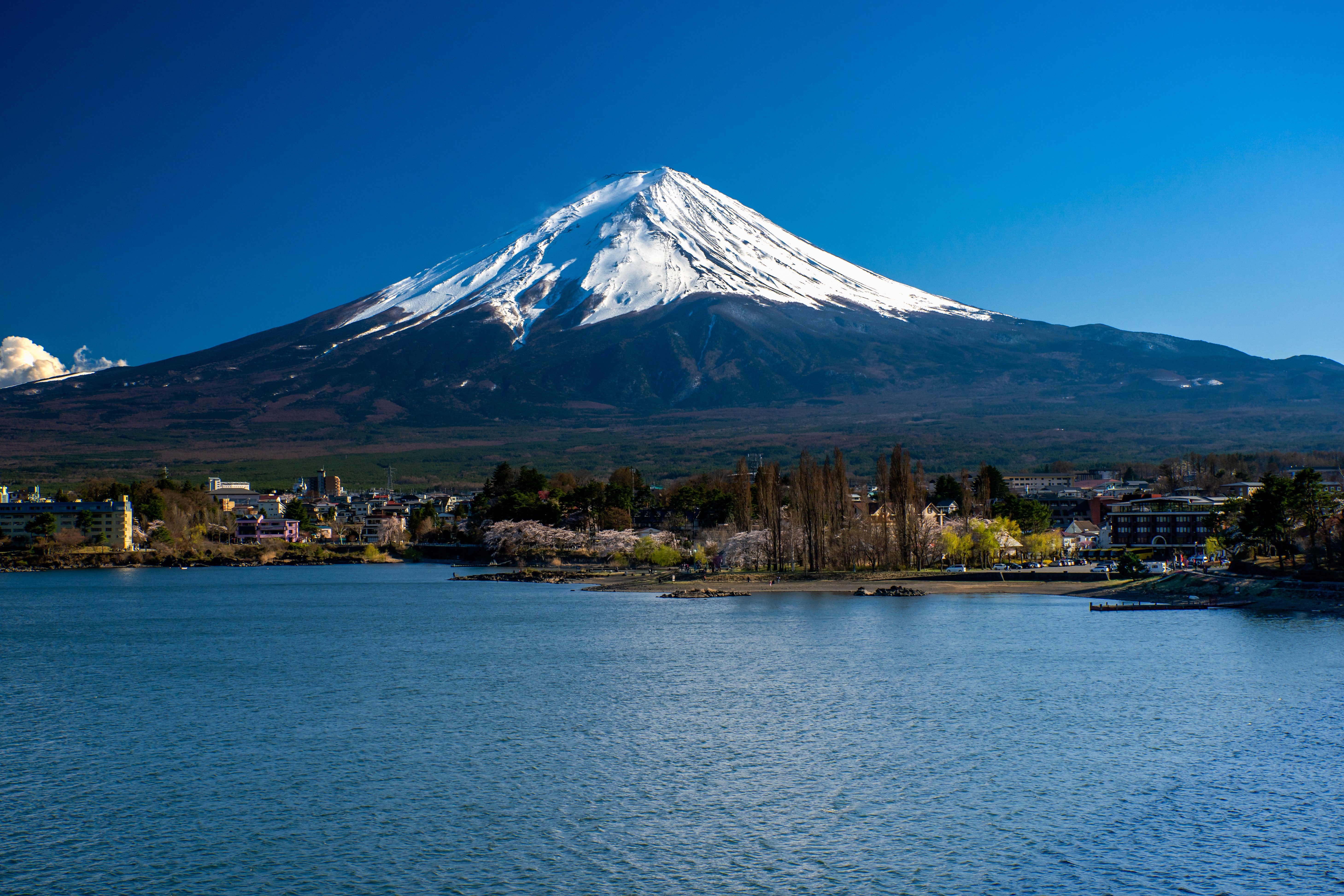 Dróthálót húznak a Fudzsi elé, hogy ne fotózkodjanak annyit a turisták