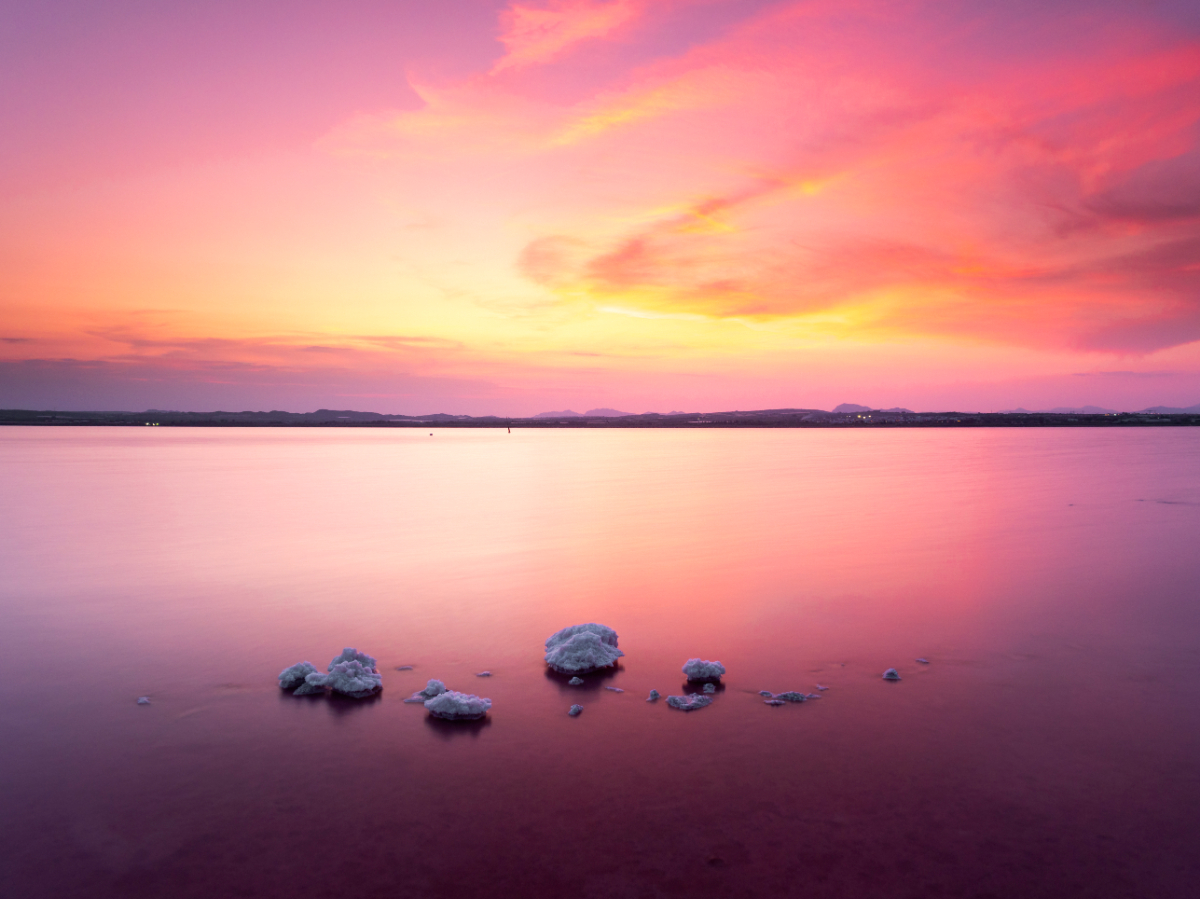 Spanyolország rózsaszín tava, ahol strandolva szépülhetsz