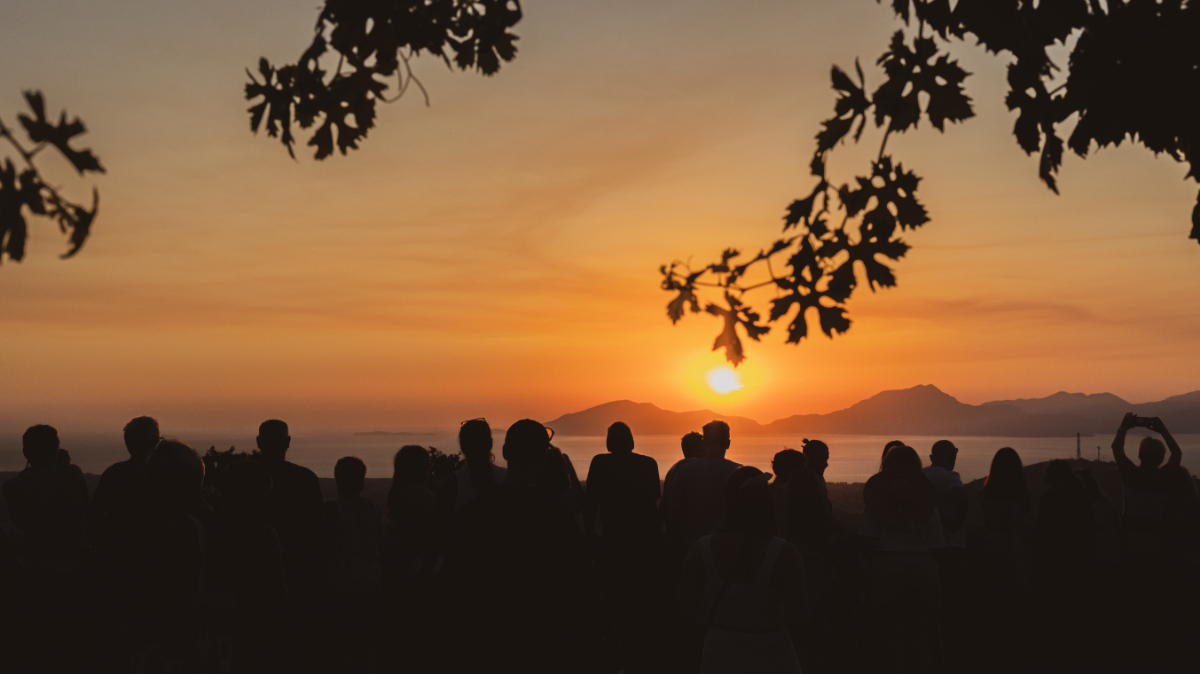 Egy apró görög falu, amit naplementekor ellepnek a turisták