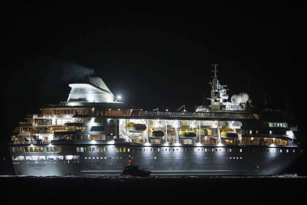 4 hónapig váratták az utasokat, végre elindult 3,5 éves útjára a luxushajó