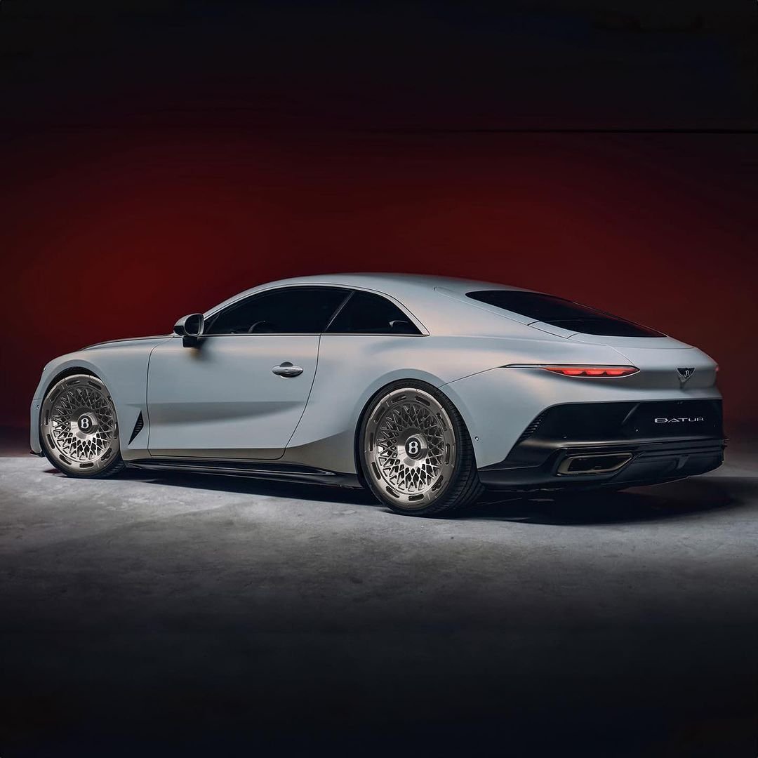 Kopogtat a jövő: mozgóképet vetít a talajra vezetés közben a Bentley új modellje