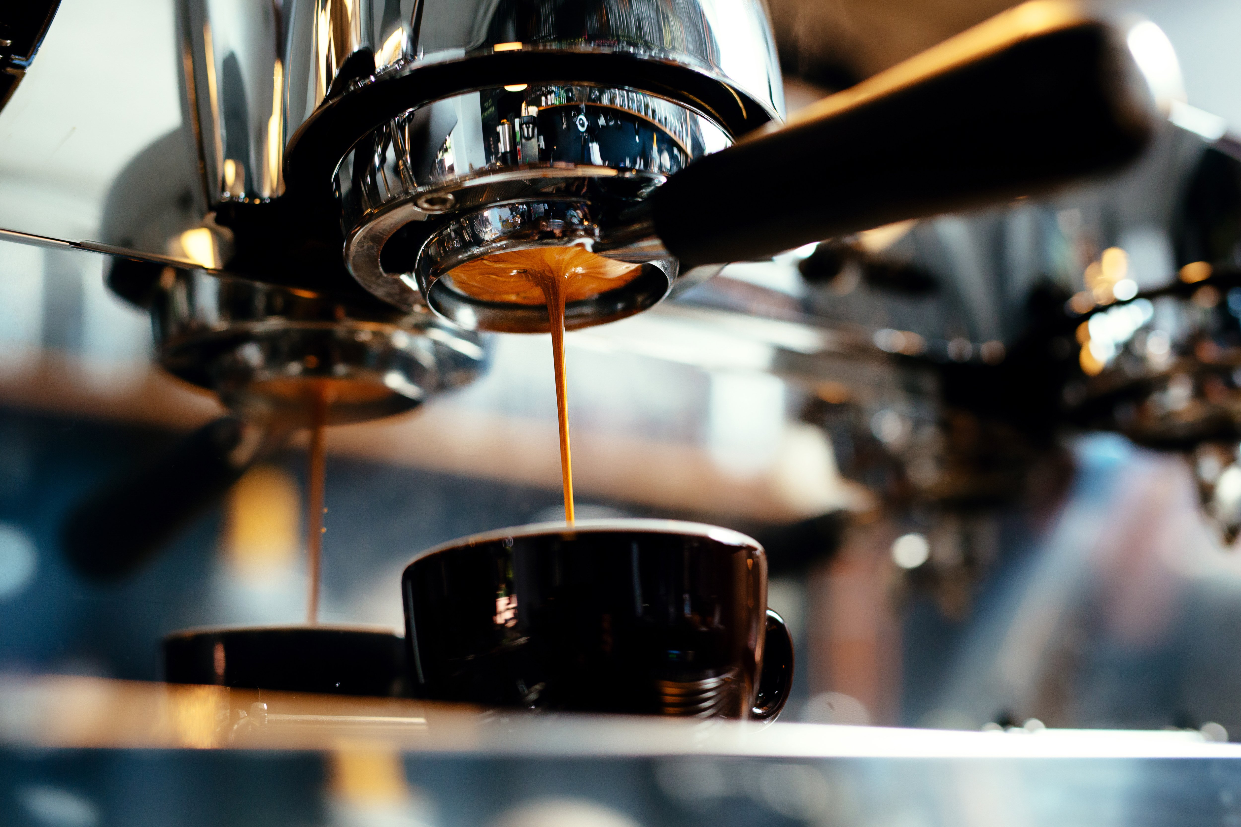 Brutális koffeinlöket a reggeleken: pontosan mi is az a red eye kávé?