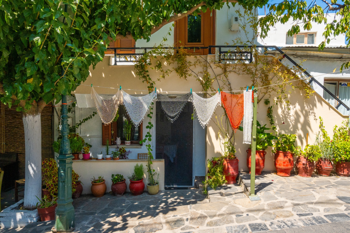 A hegyoldalba épített görög falu, ahol „Zeusz otthonát" is megnézhetjük