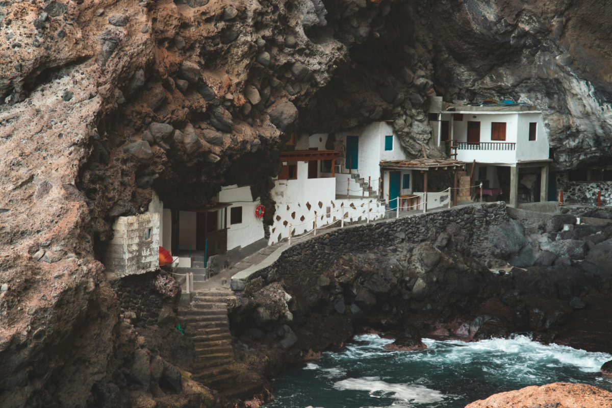 Spanyolország rejtett faluja, amit tengerparti sziklák ölelnek körbe