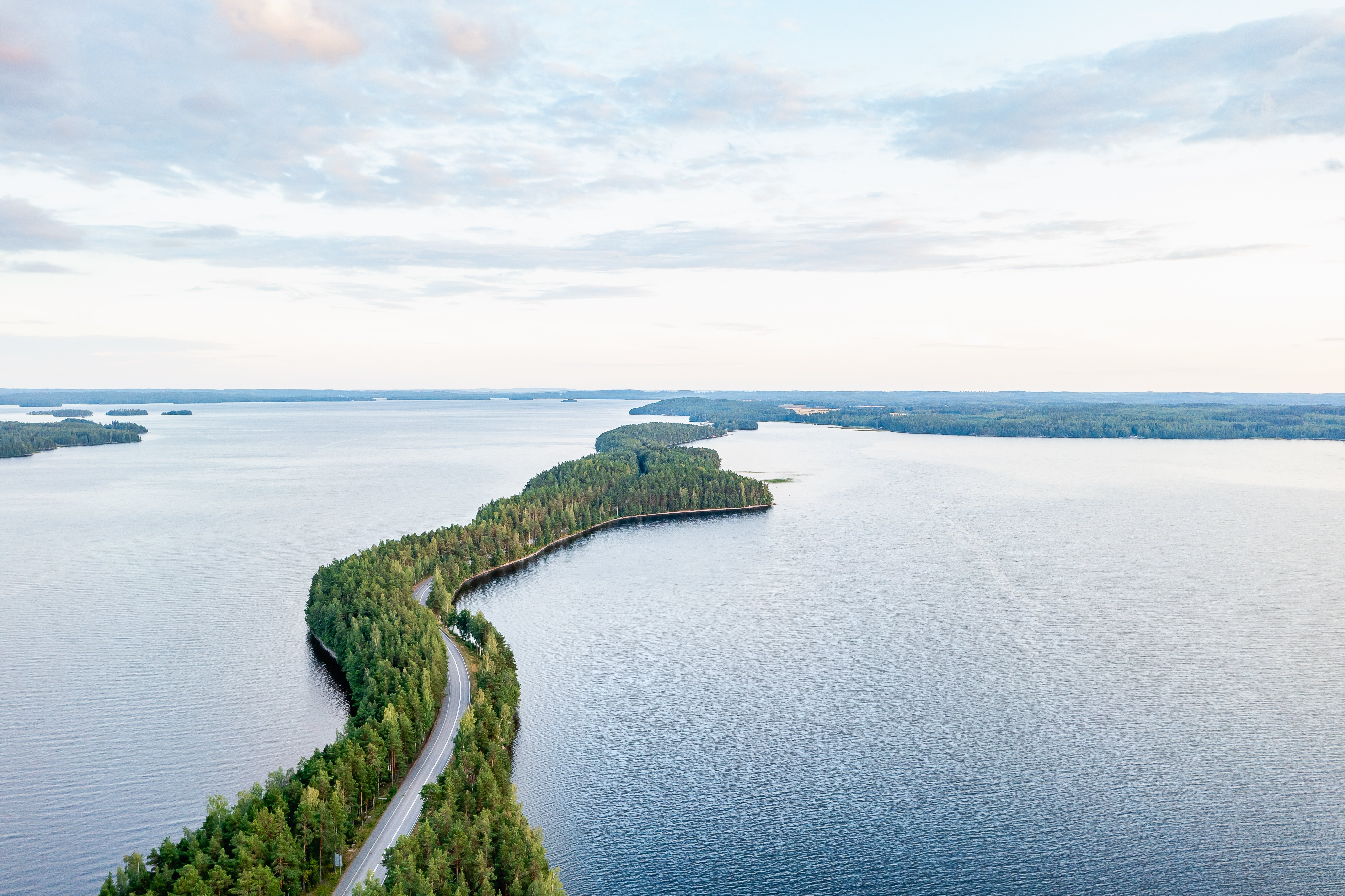 Európa lélegzetelállító országútja az „ezer tó földjén”