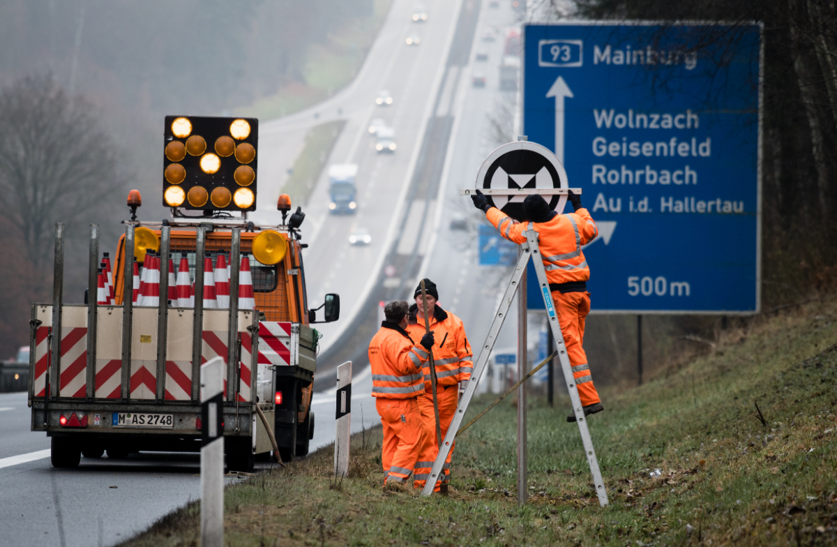 Összezavarja a turistákat ez a rejtélyes német útjelző lámpa