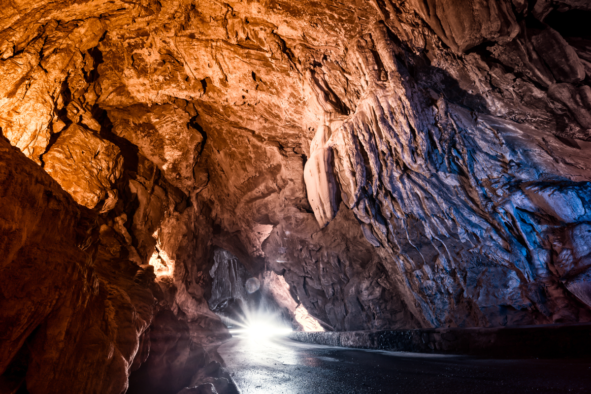 Ehhez az eldugott faluhoz csak egy barlangon keresztül vezet az út