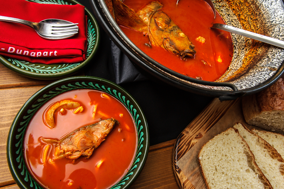 Szegedi vagy bajai? Mi a különbség a két klasszikus magyar halászlé között?