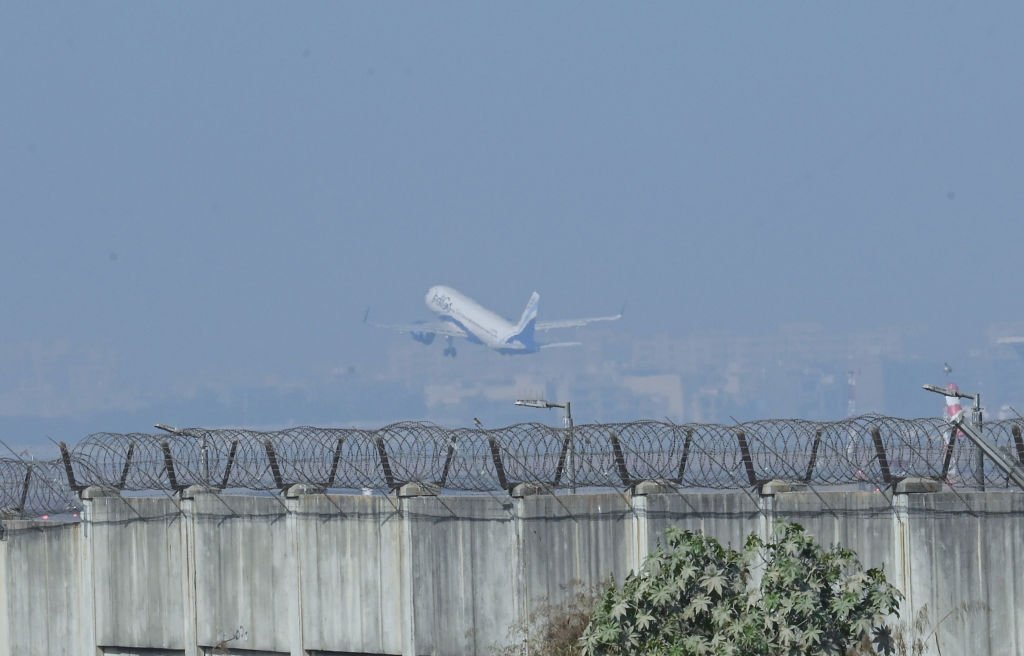 Akkora volt a köd Indiában, hogy fél napig a repülőn ragadtak az utasok
