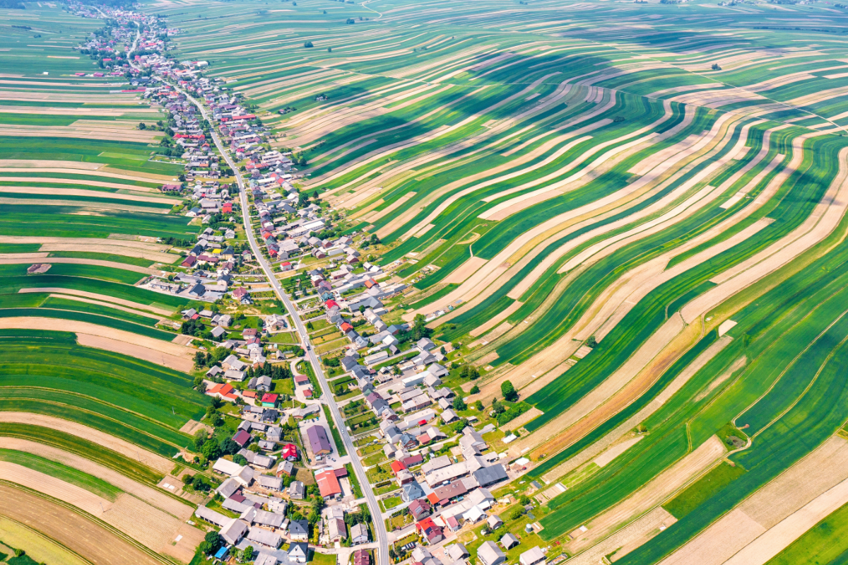 Európa hihetetlen faluja, ahol egyetlen utca 6000 ember otthona