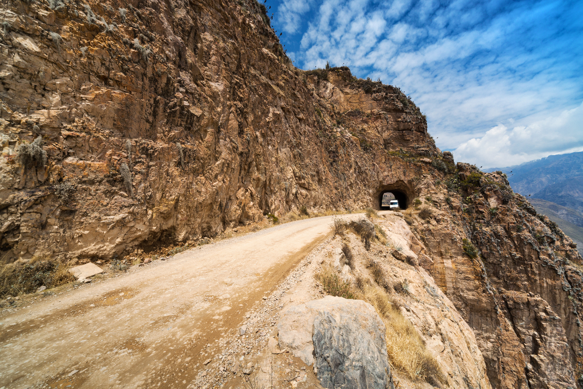 Halálút a hegyekben – évente több ezer áldozatot szed ez a buszjárat