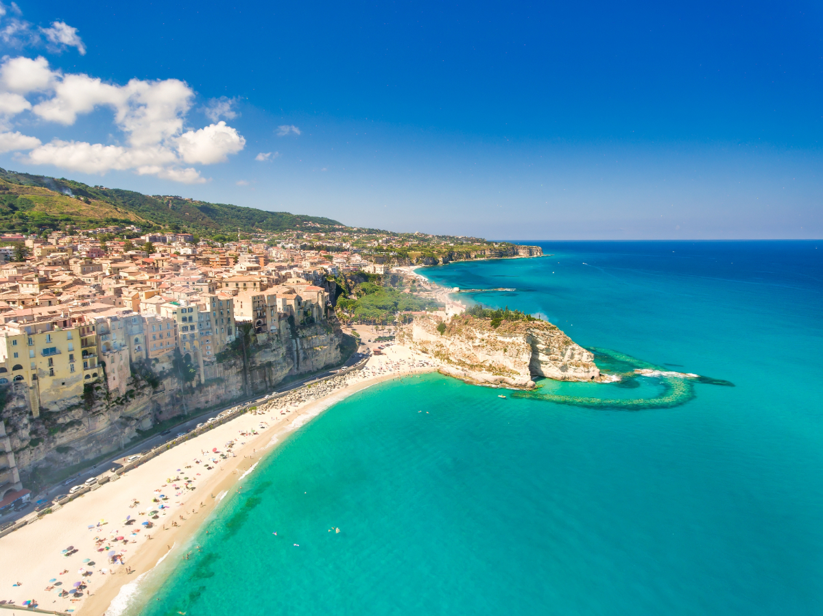 Tengerre néző óváros és kevés turista vár Olaszország egyik legolcsóbb úti célján