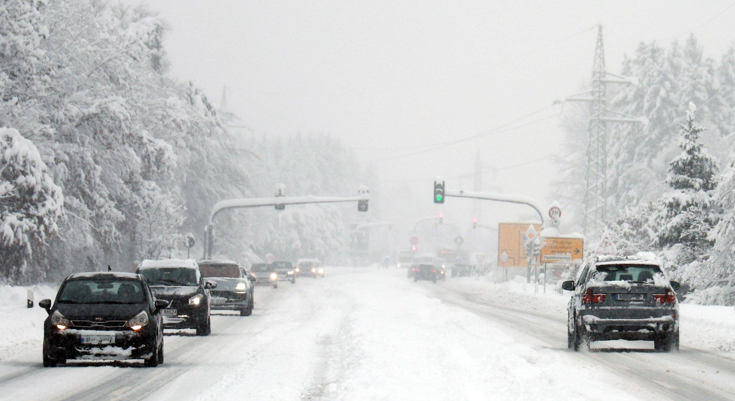 Leszakadt a hó Európában: ezekre a szabályokra figyeljenek külföldön az autósok