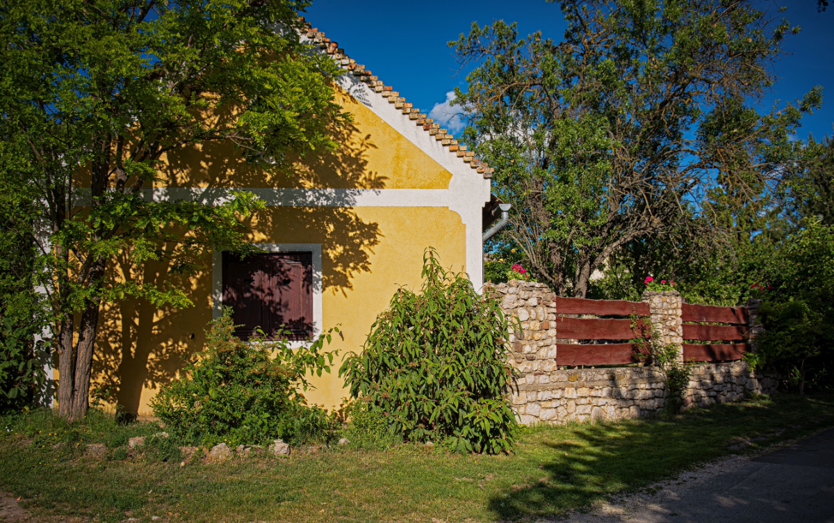 Szinte ingyen adják a telkeket egy Balaton-felvidéki faluban az odaköltözőknek