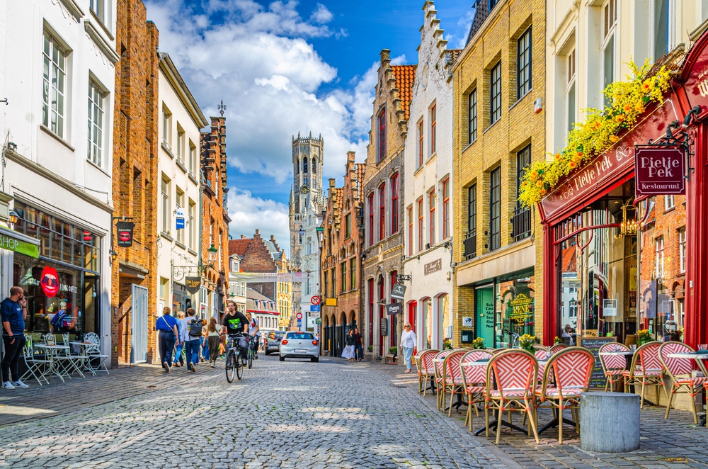 Egyesével hordják el a turisták Bruges történelmi örökségét – a városvezetés tehetetlen