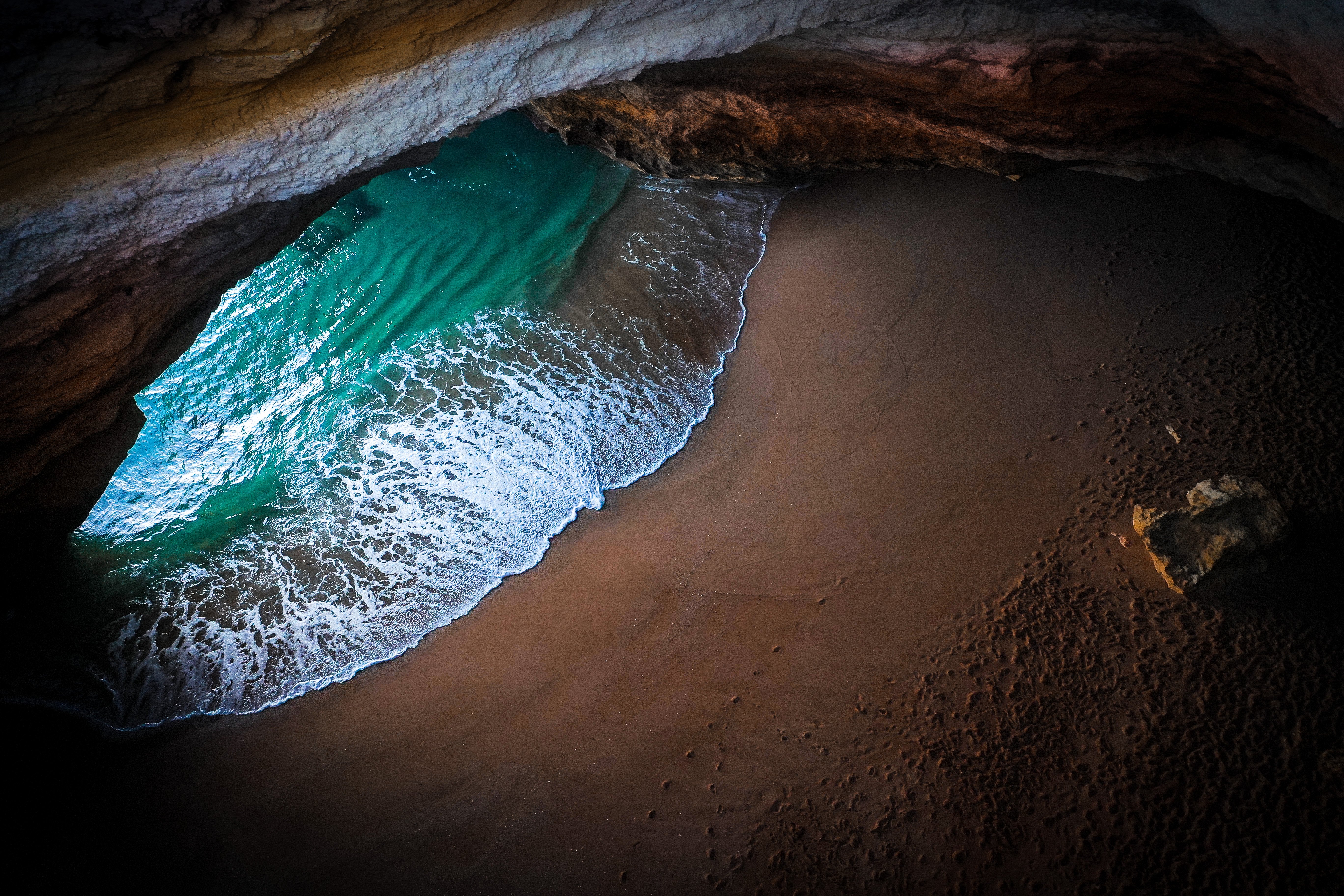 A világ egyik leggyönyörűbb barlangja, ahová csak hajóval lehet bejutni