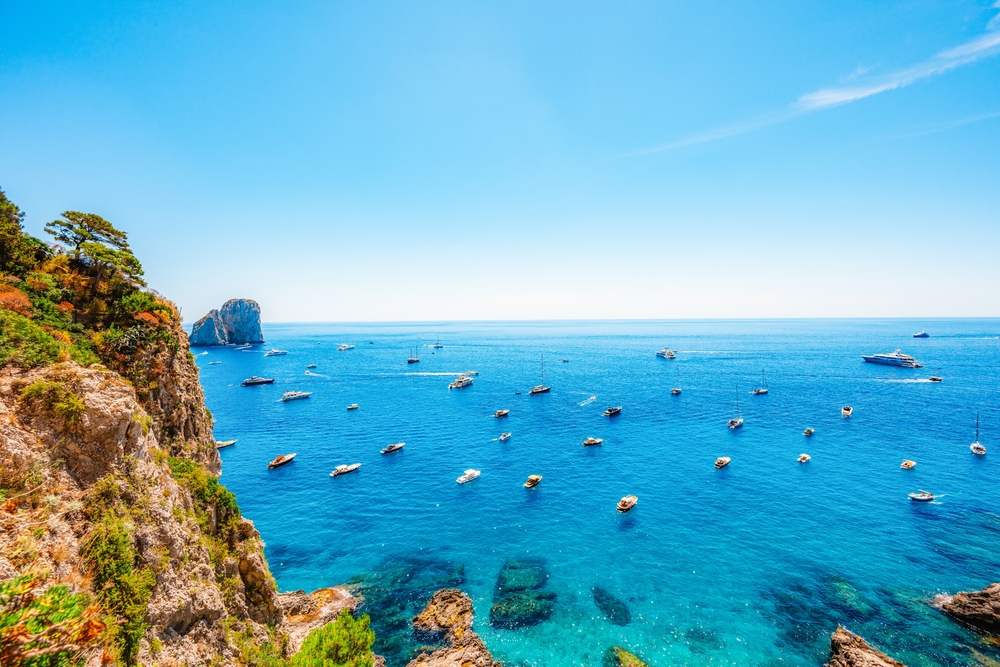 Túl sok a turista, tengeri határzár épülhet Caprin