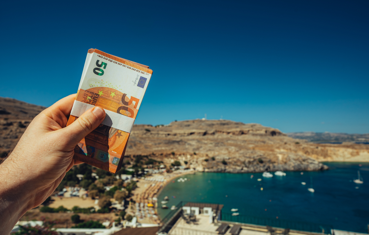 Tízezreket spórolhatsz, ha így váltasz pénzt a nyaralás előtt