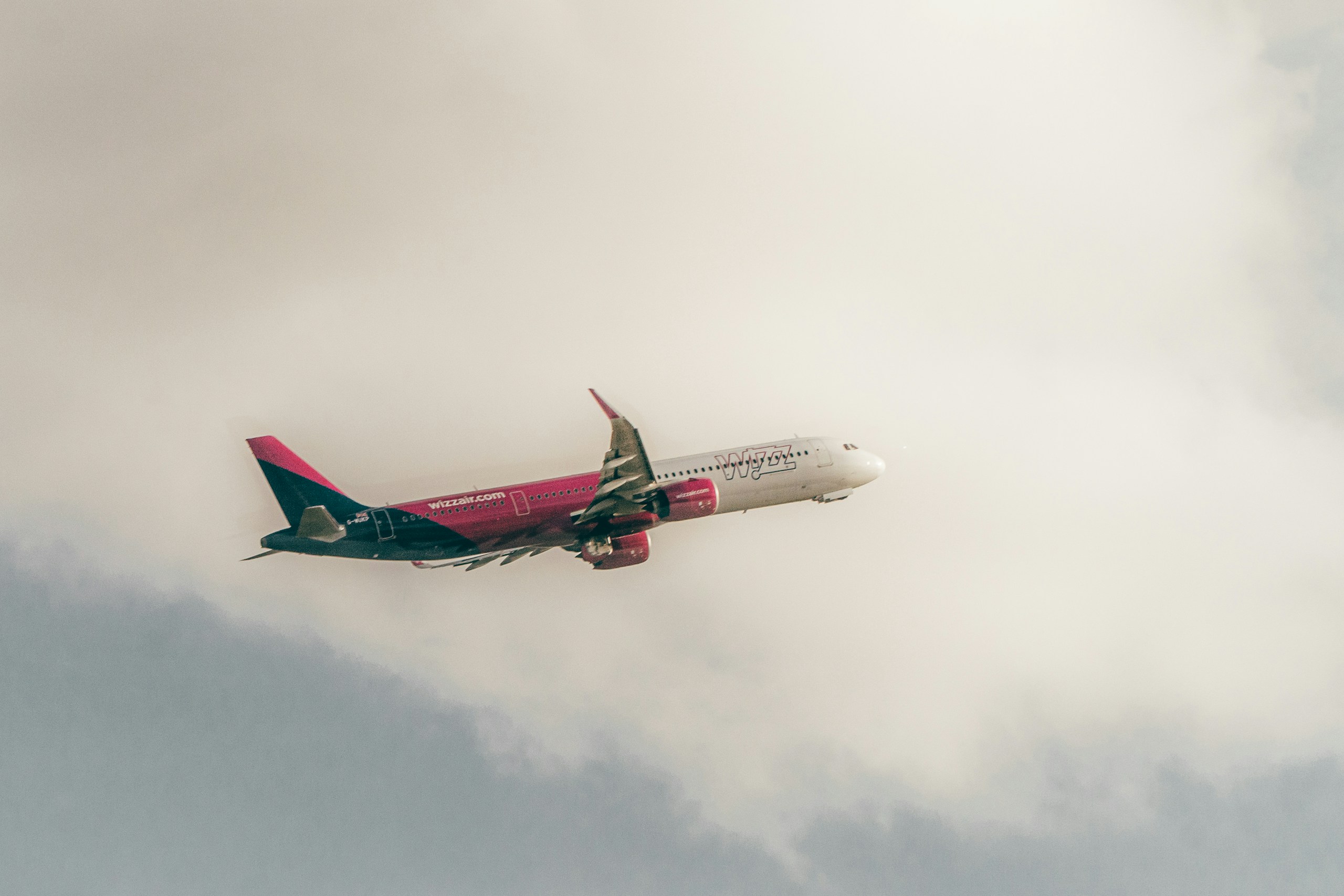 Népszerű járatokat törölt a Wizz Air