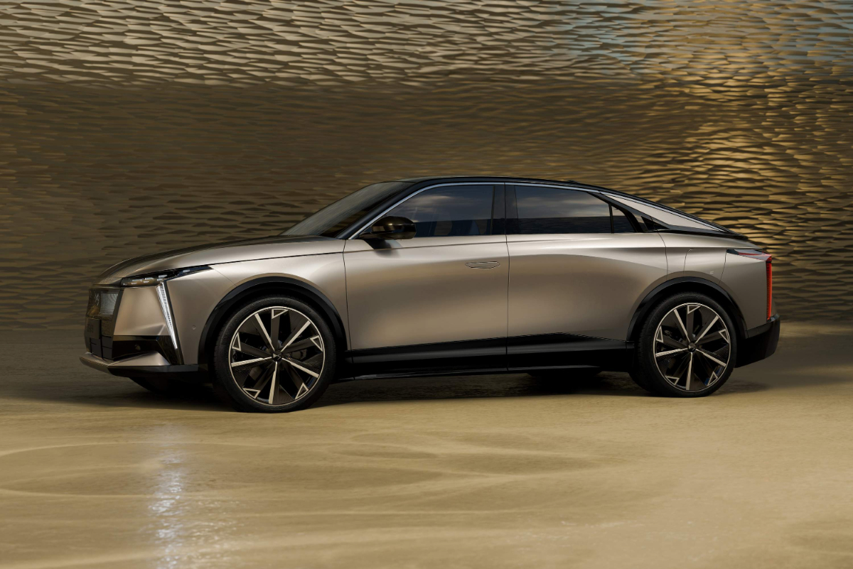 Megérkezett Magyarországra a franciák új luxusautója