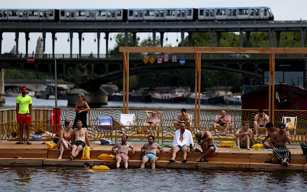Tom Nicholson/Getty Images