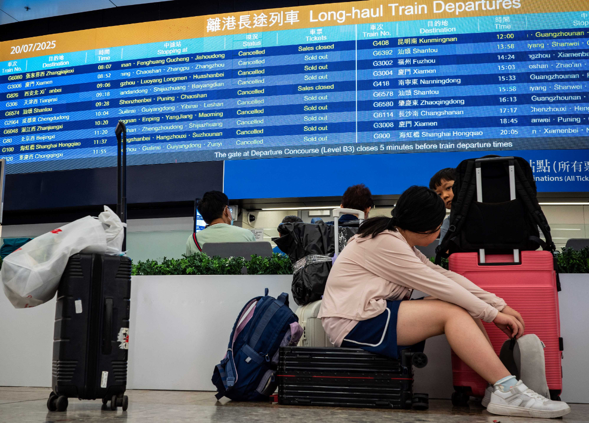 Káosz Hongkongban: videón, ahogy utasokat sodor el a tájfun a repülőtéren