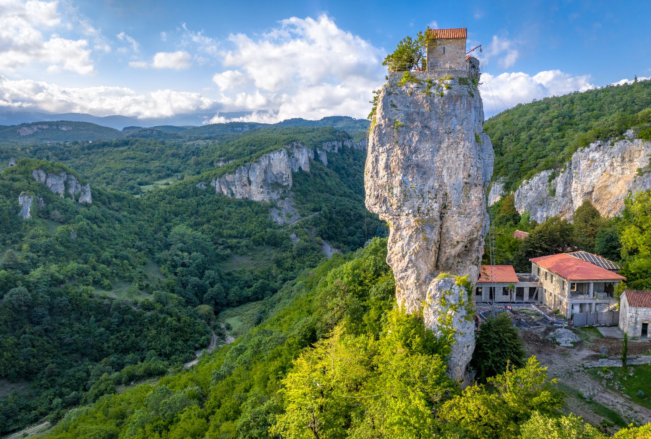 A „megmászhatatlan” grúz sziklacsúcs, ahol több mint 20 évig élt egy szerzetes