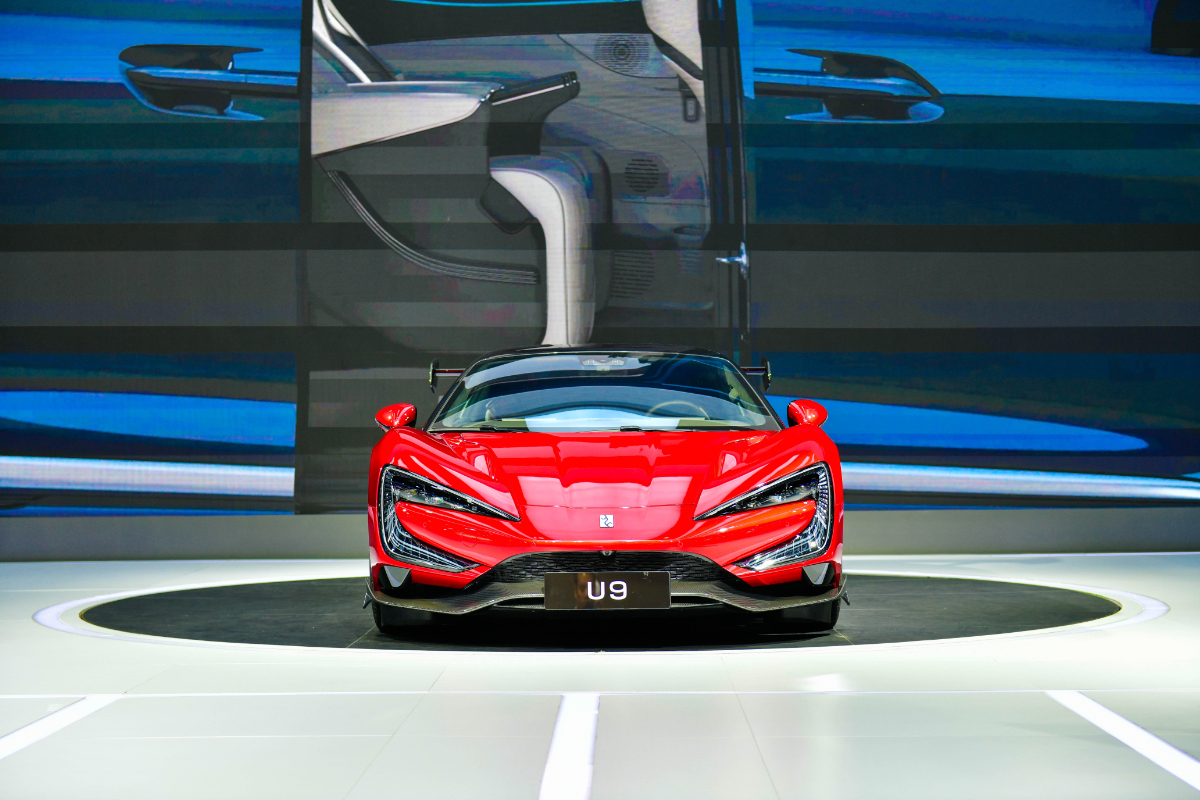 A legnagyobb luxusmárkákat veszi célba a BYD: Európába jön a Yangwang