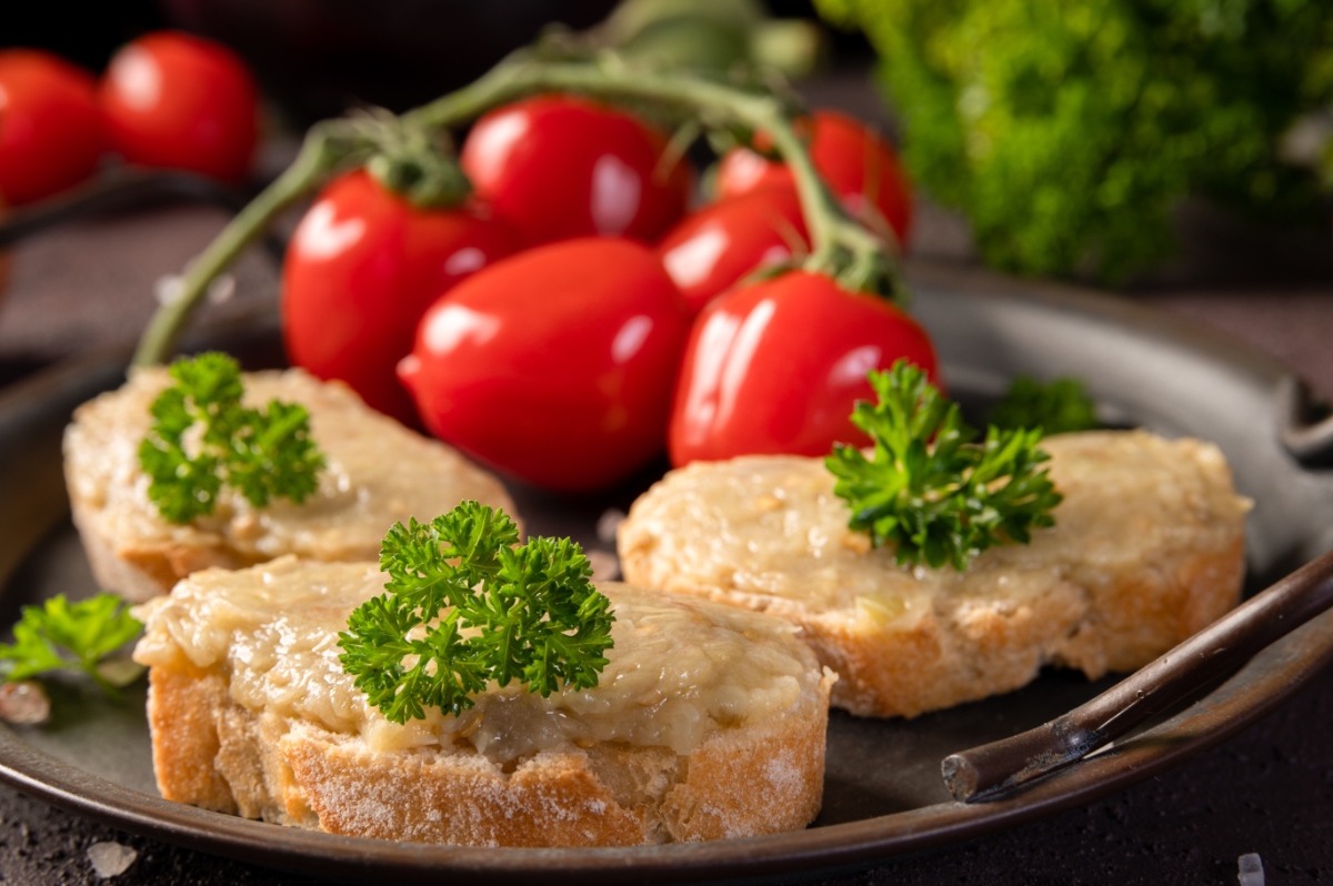 Friss, nyárias és pofonegyszerű – dobd össze reggelire Erdély padlizsánkrémét!