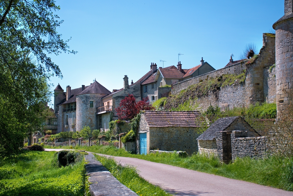 Ez a mesebeli francia falu alig 2 órára van Párizstól, mégsem ismeri senki
