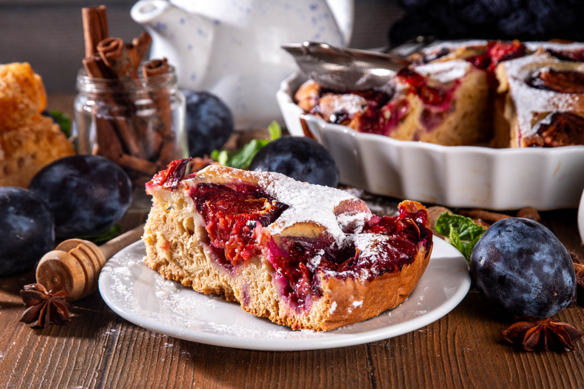 Egy desszert, ami történelmet írt: így készül a pofonegyszerű nyári szilvatorta