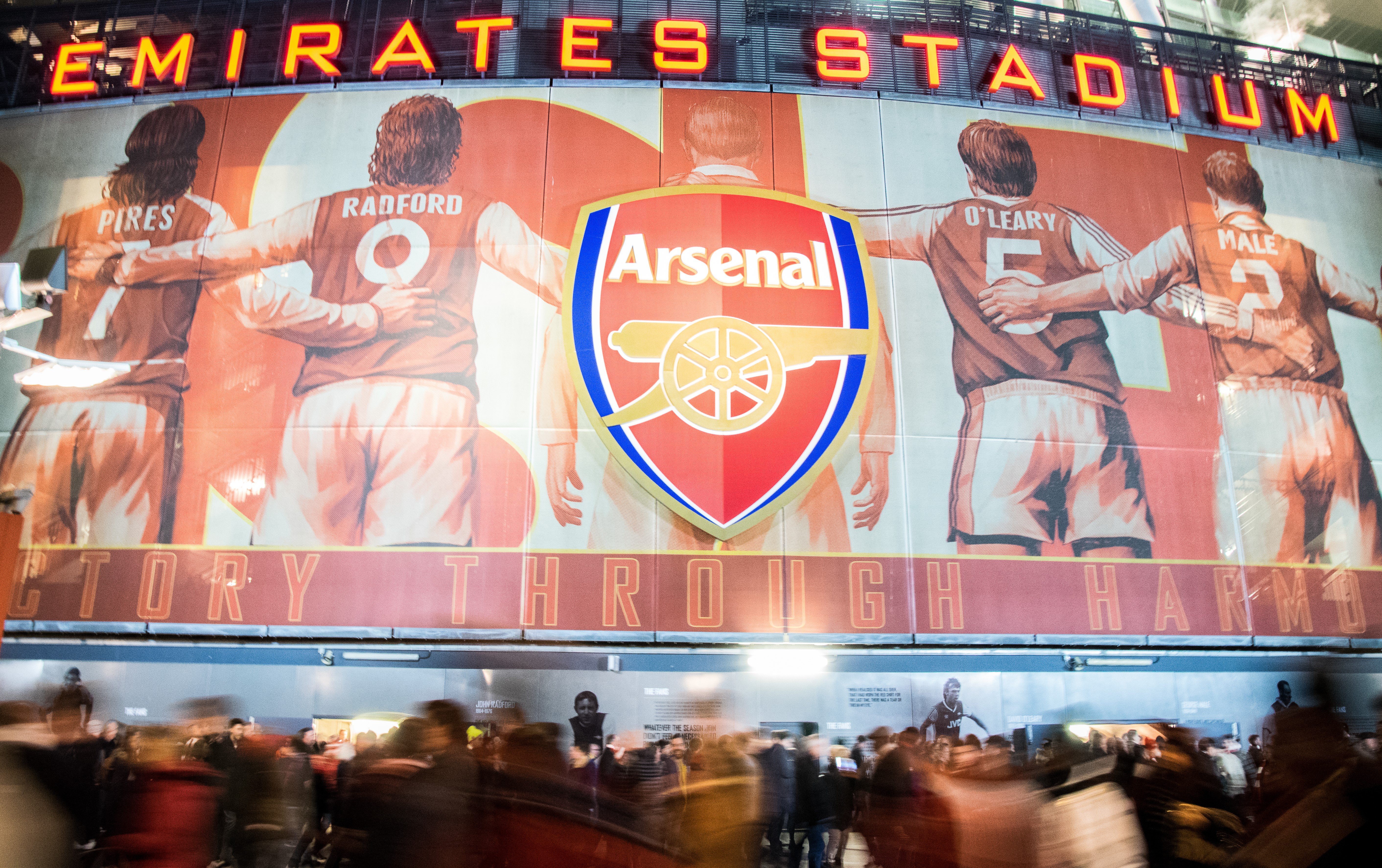 Londoni fanatizmus: ilyen, amikor 60 ezer szurkoló járkál egy hálószoba ablaka előtt