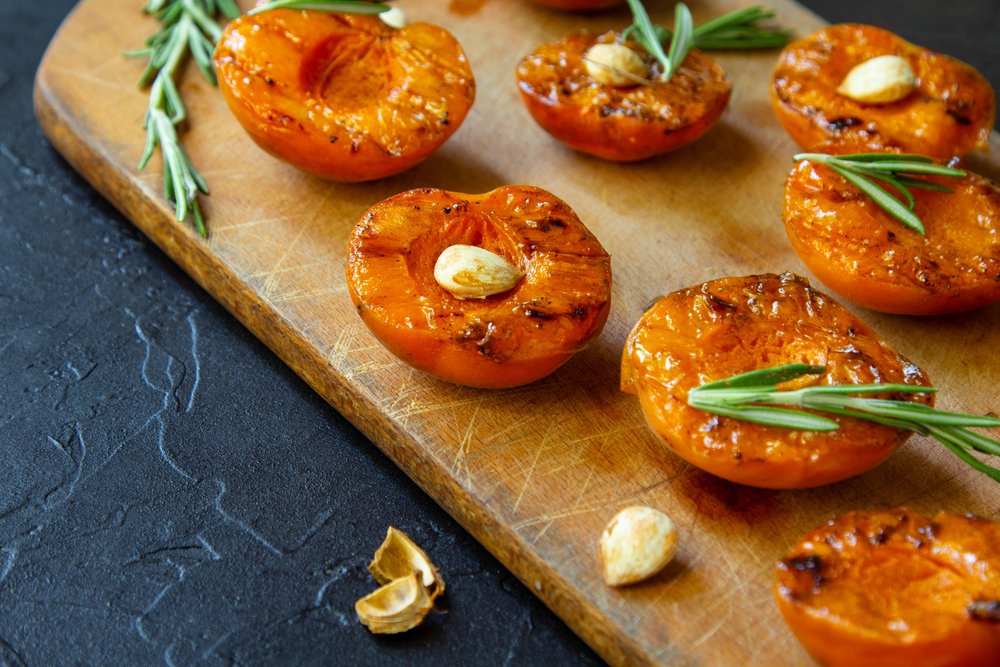 Izgalmas receptek: a gyümölcs-hús kombináció lesz a kerti grill sztárja