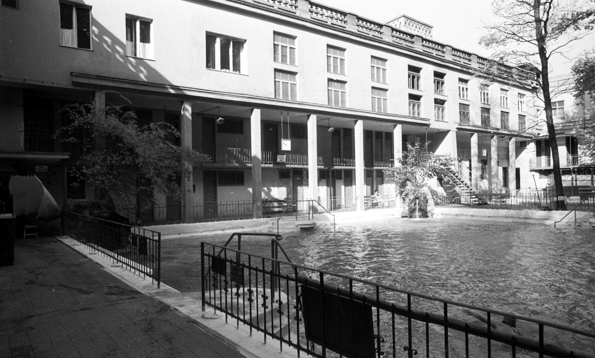 Megtalálták a Lukács fürdő mosolygós lányát: egy 70 éves fotó buktatta le