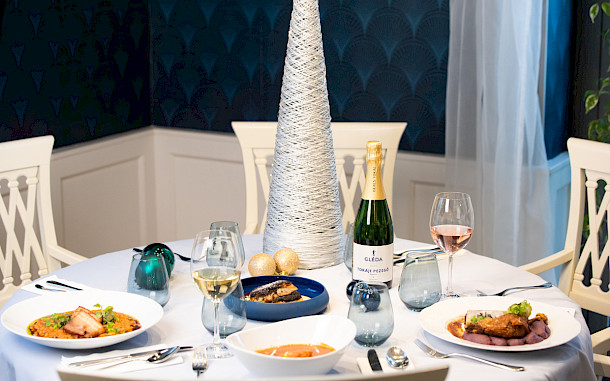 Gl&eacute;da Vend&eacute;glő