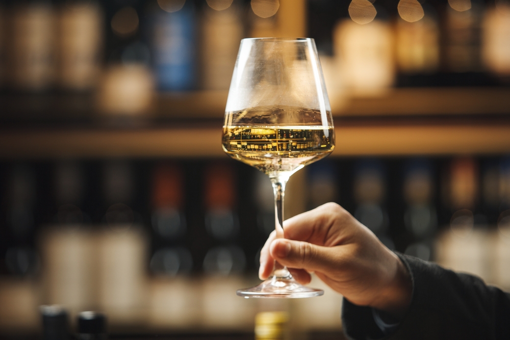 Melegen kortyolják, időnként megsózzák: egyre népszerűbb a „sárga bor”