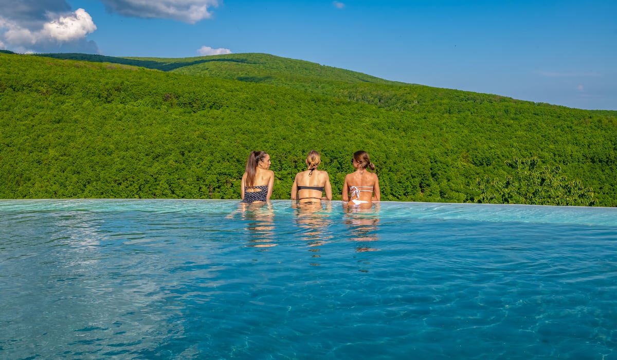 Van egy magyar hotel, ahol olyan panoráma fogad, mintha a trópusokon lennél