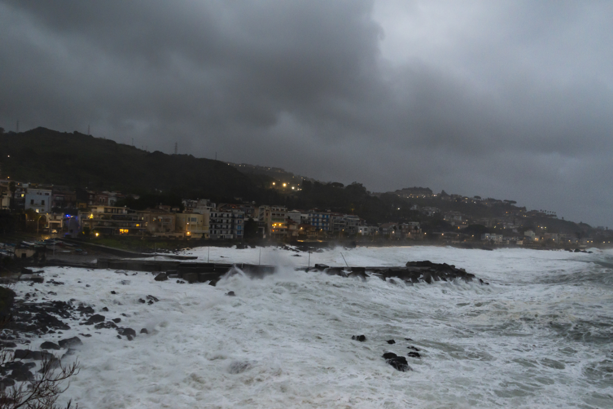 Videó: 10 méteres hullámok csaptak le Szicíliára, 1 millárd eurós kárt okozott a Harry ciklon