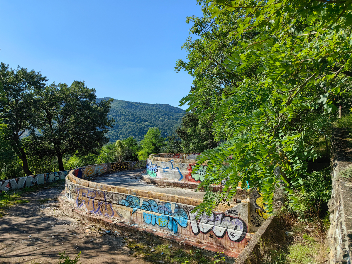 Hazánk legszebb panorámájú strandja volt, ma már csak gaz nő a helyén