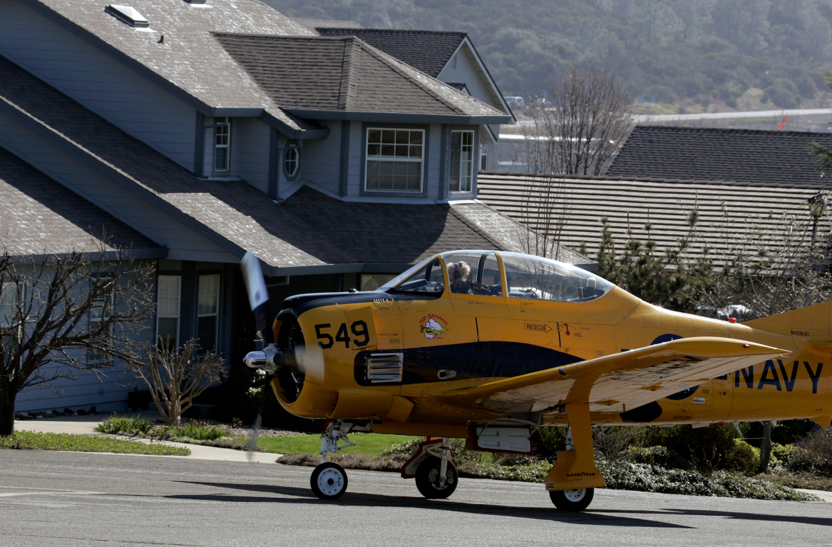 Amerika legextrább lakóparkja, ahol az utcák helyén kifutópályák húzódnak