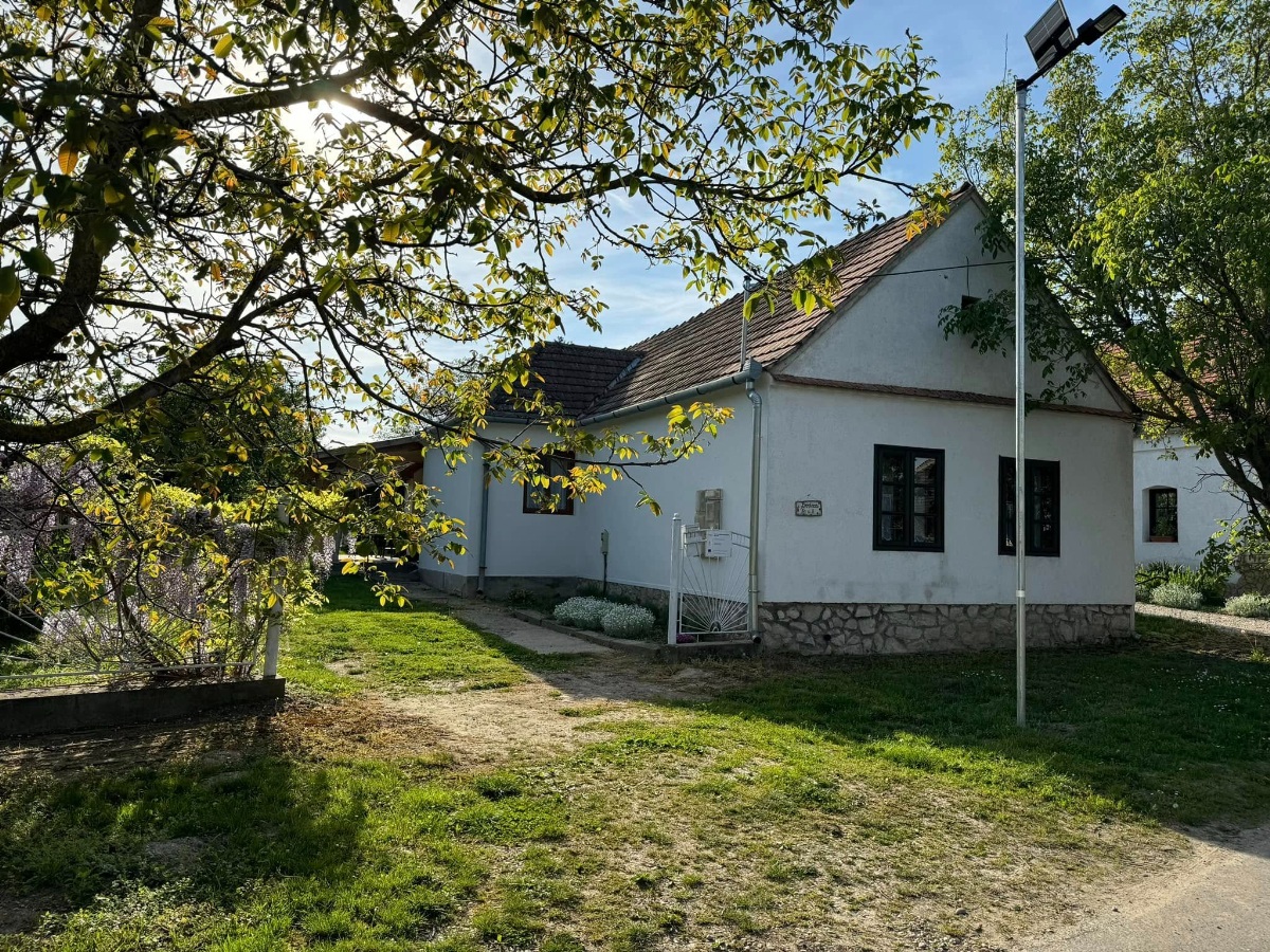 A különleges magyar falu, amit egy az egyben kibérelhetsz