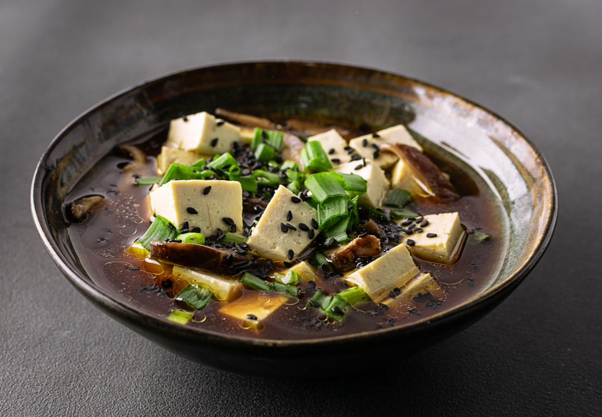 Meglepően kevés alapanyag kell a japánok kedvenc leveséhez – mutatjuk a receptet