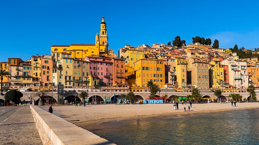 Monaco és Nizza között bújik meg a Riviéra egyik legkülönlegesebb városa